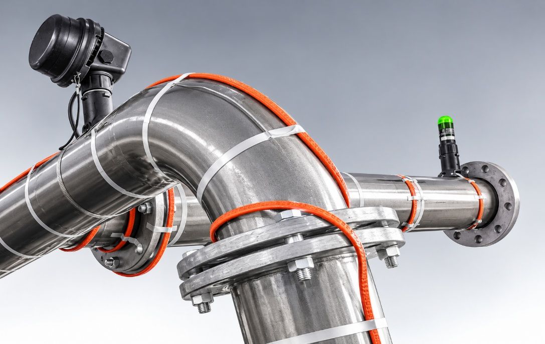 Insulated process pipe elbow fitted with electrical heat tracing cable